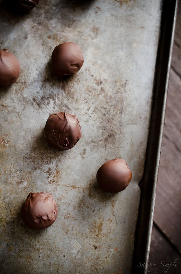 Speculoos Truffles are easy to prepare candies made from cookie butter and dark chocolate! Speculoos Truffles are easy to prepare candies made from cookie butter and dark chocolate!