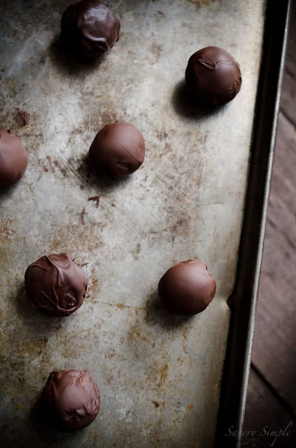 Speculoos Truffles are easy to prepare candies made from cookie butter and dark chocolate! Cookie Butter Truffles are easy to prepare candies made from cookie butter and dark chocolate!