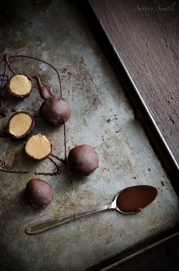 Speculoos Truffles are easy to prepare candies made from cookie butter and dark chocolate! Speculoos Truffles are easy to prepare candies made from cookie butter and dark chocolate!