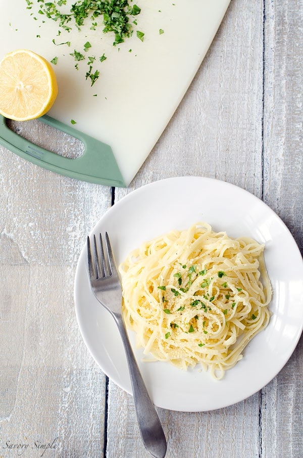 A photo of lemon pasta with garlic and parmesan. 
