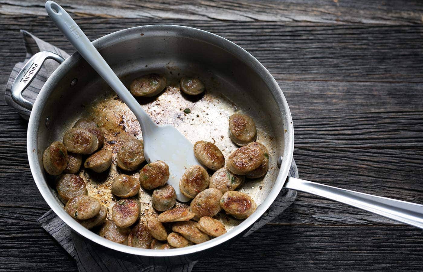 Caramelizing sausage in a skillet