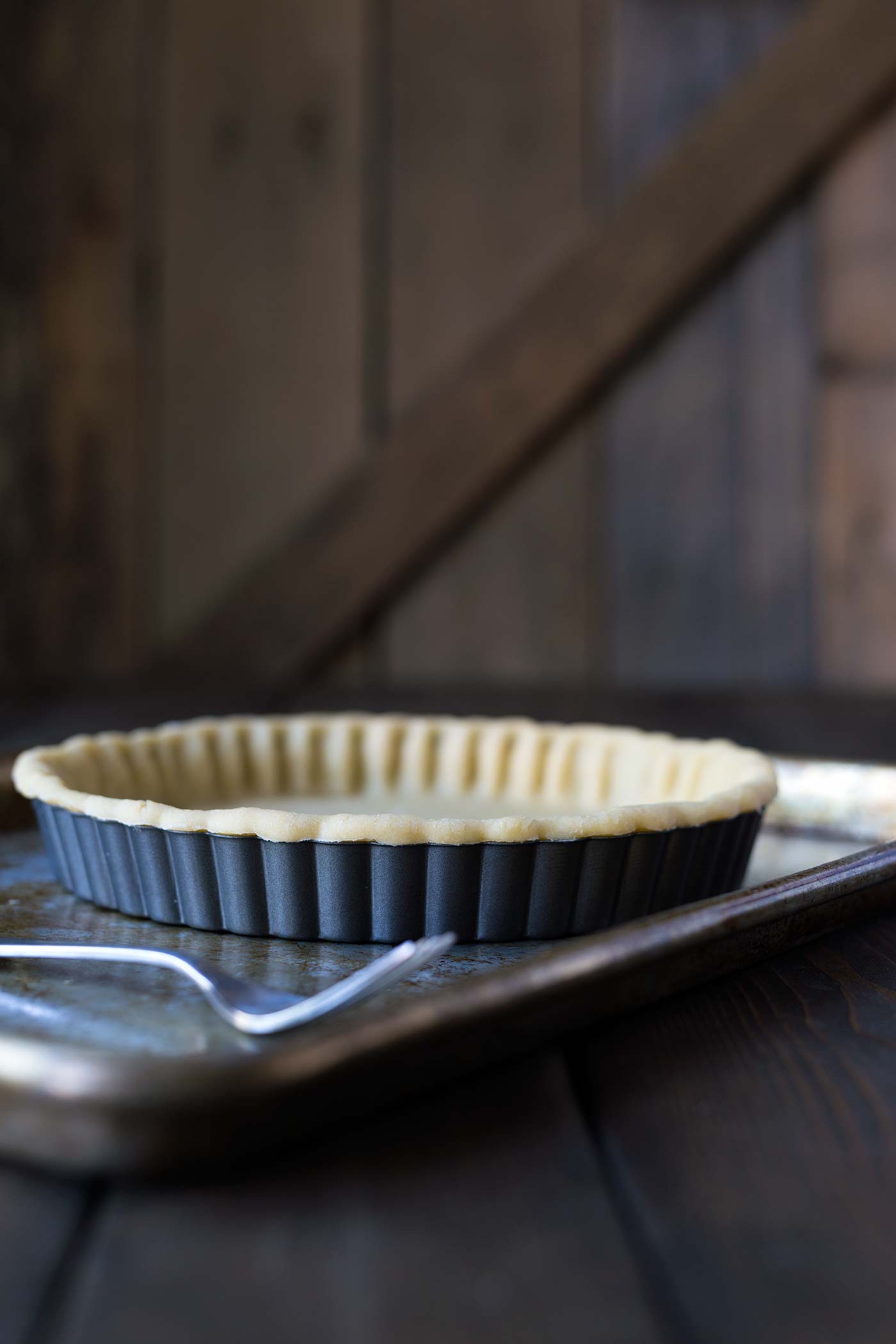 A side angle of the tart in the pan.