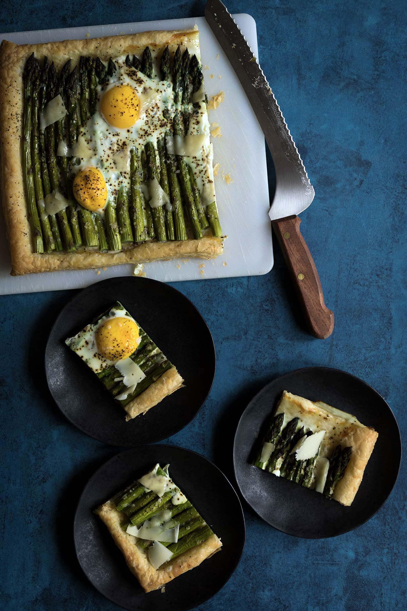 This asparagus egg tart comes together quickly with only 5 ingredients, and is perfect for spring and summer gatherings!