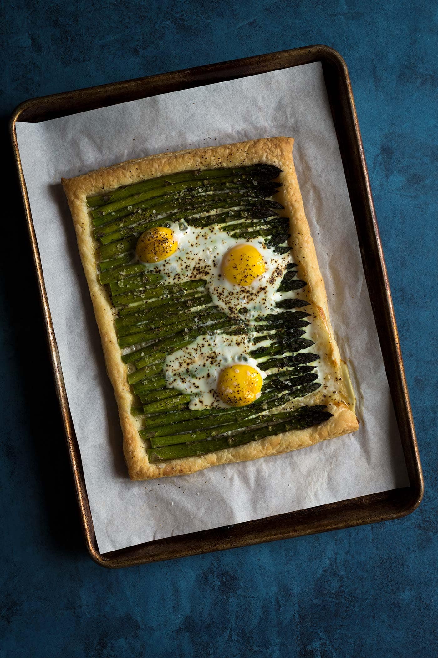 This asparagus egg tart comes together quickly with only 5 ingredients, and is perfect for spring and summer gatherings!