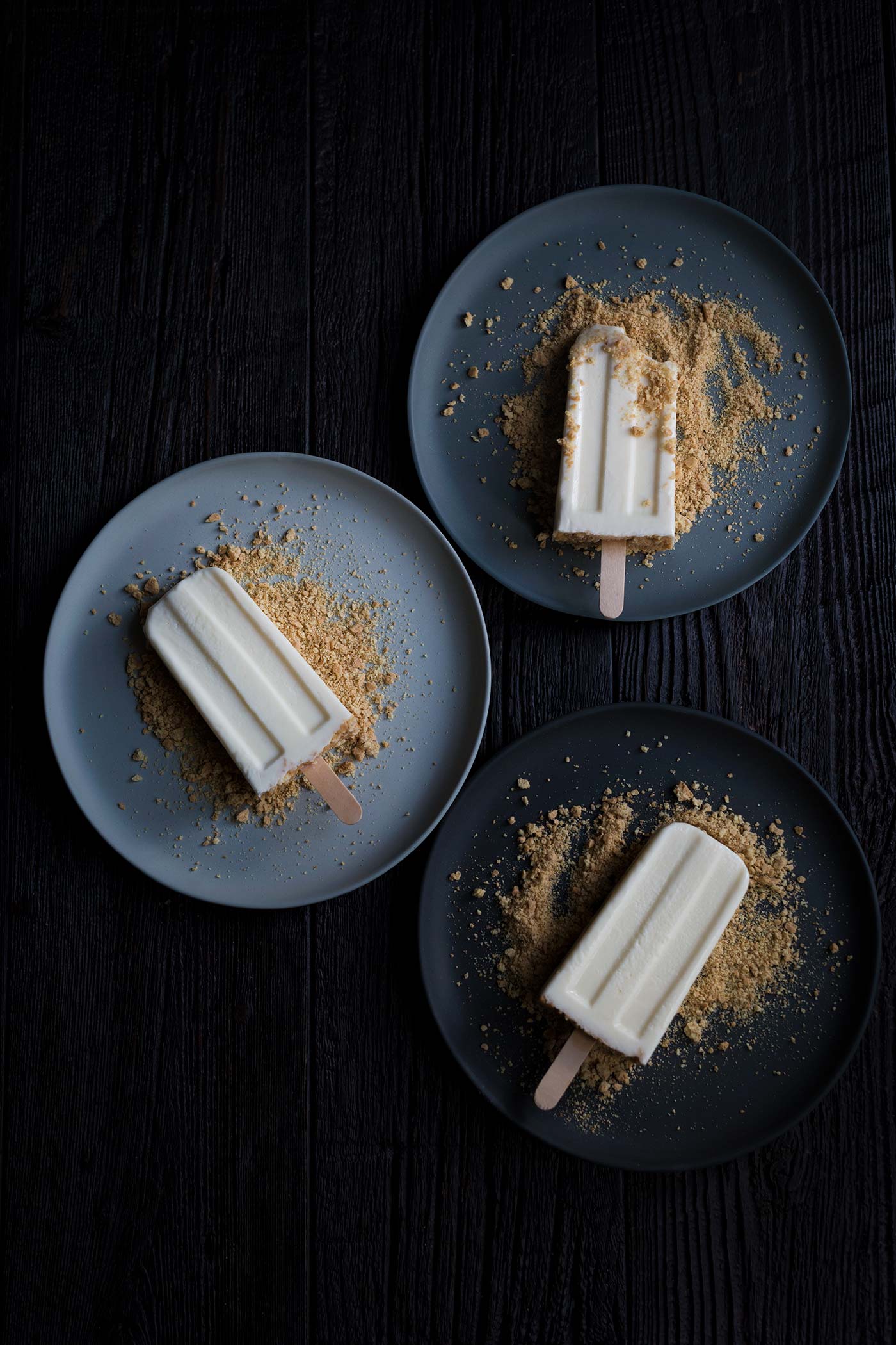 Love key lime pie? How about popsicles? You definitely don't want to miss these key lime pie popsicles with only 4 ingredients!