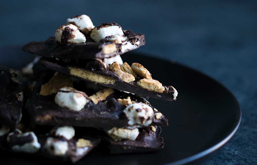 A photo of the finished s'mores bark dessert.