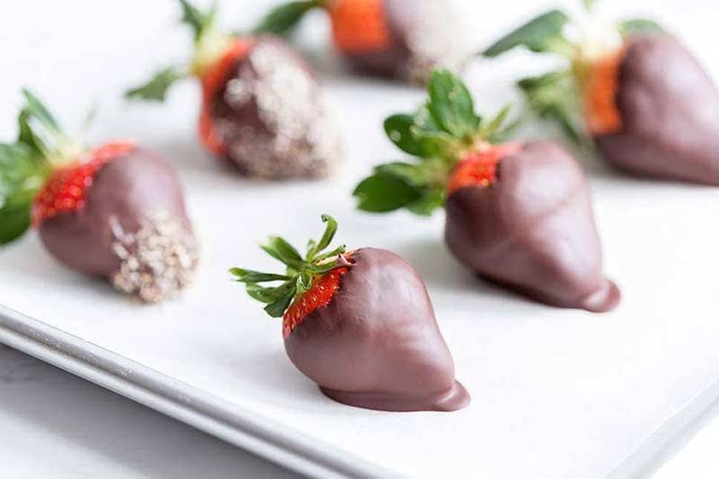 6 finished strawberries showing how to make chocolate covered strawberries!