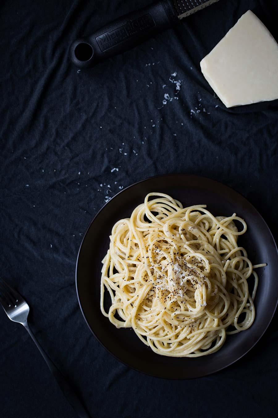 Cacio e pepe recipe on a plate with a fork