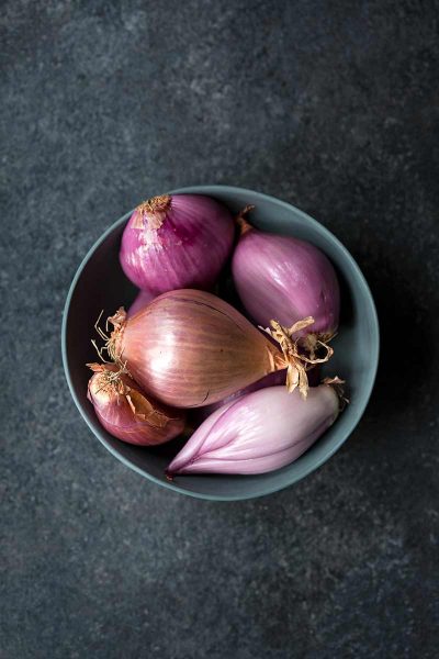 What are shallots? Shallots of various shapes and sizes in a bowl.