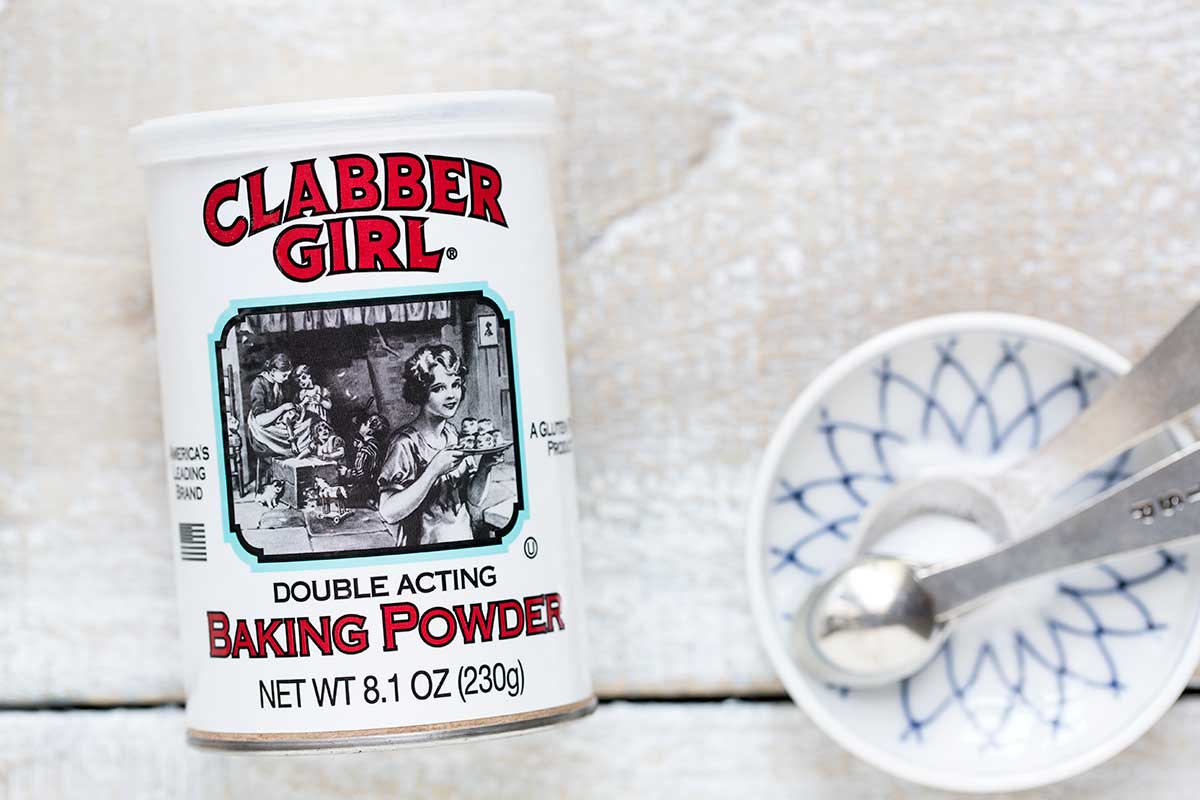 A photo of baking powder and spoons.