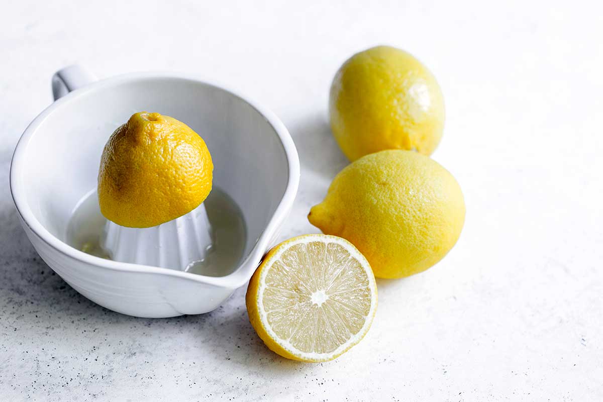 Whole and sliced lemons
