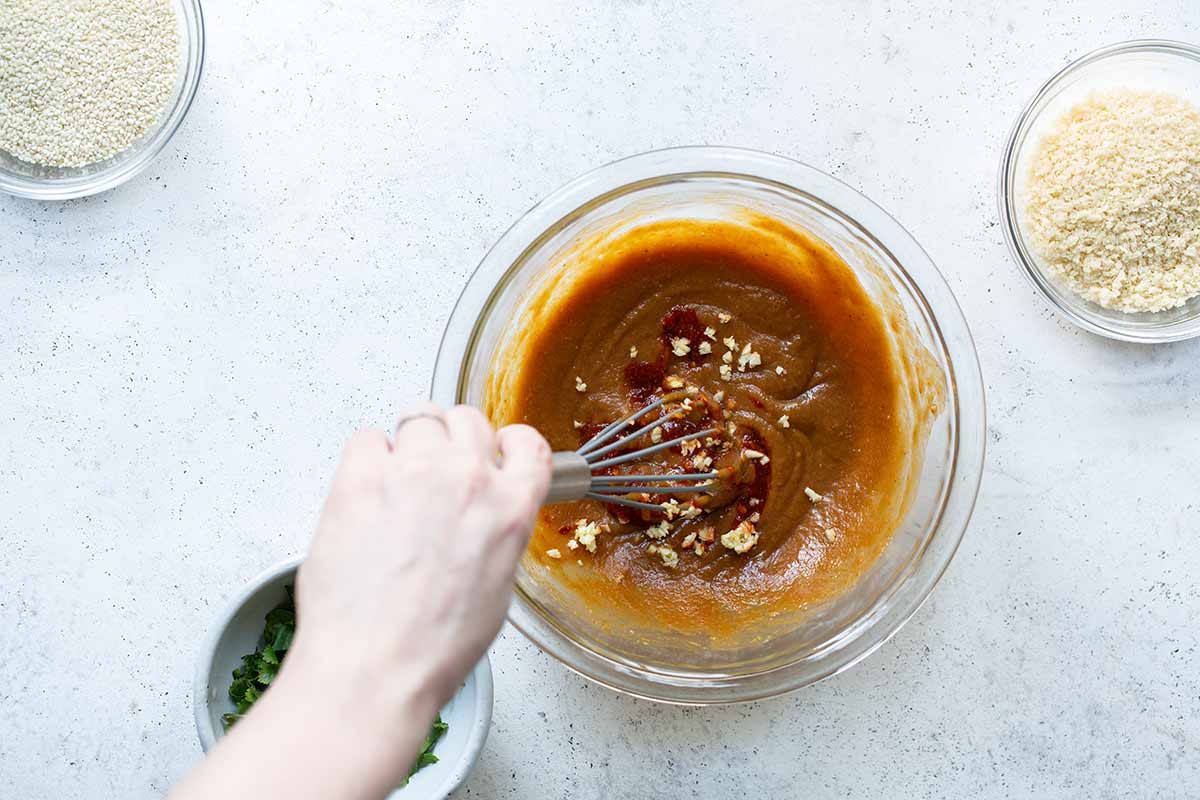 Preparing the spicy peanut sauce