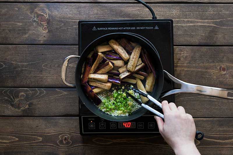Adding aromatic ingredients to the skillet